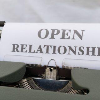 découvrez le polyamour, une forme de relations épanouissantes qui encourage l'amour et l'engagement avec plusieurs partenaires. explorez les dynamiques, les avantages et les défis de cette pratique pour enrichir vos relations personnelles.